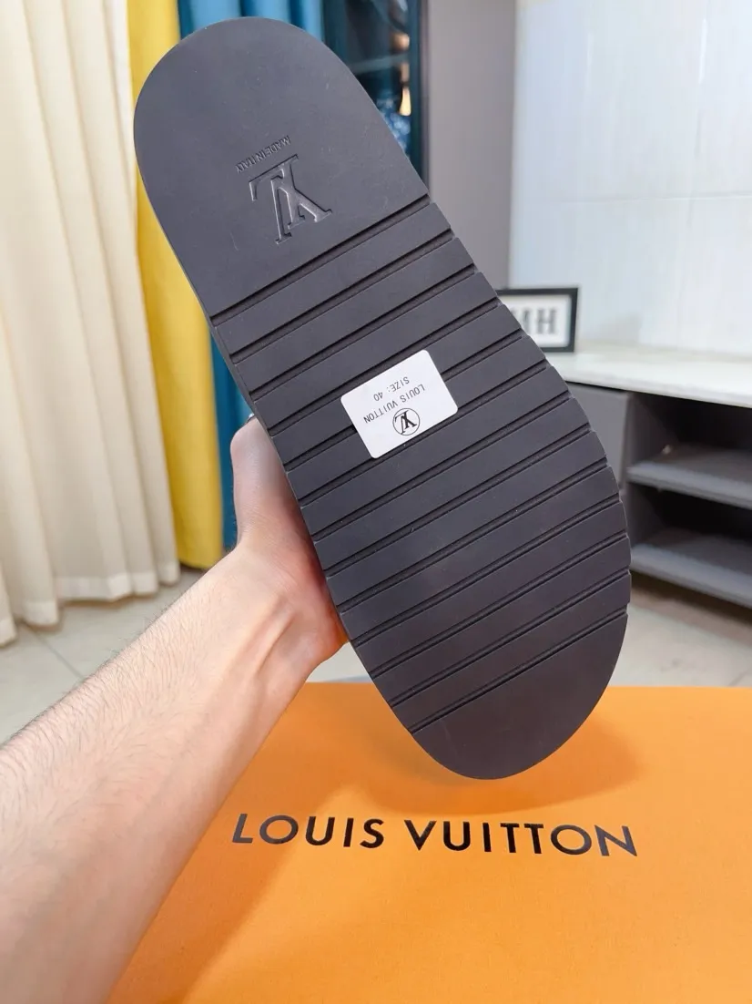 Men's shoes💰300🌹🌹【LV】Multi-color new men's slippers, original top-quality version, original special cowhide with pebbled embossing➕sheepskin on the inner and side, non-slip combination sole, more stable walking, more comfortable and lightweight, high-end and generous, size: 38~44